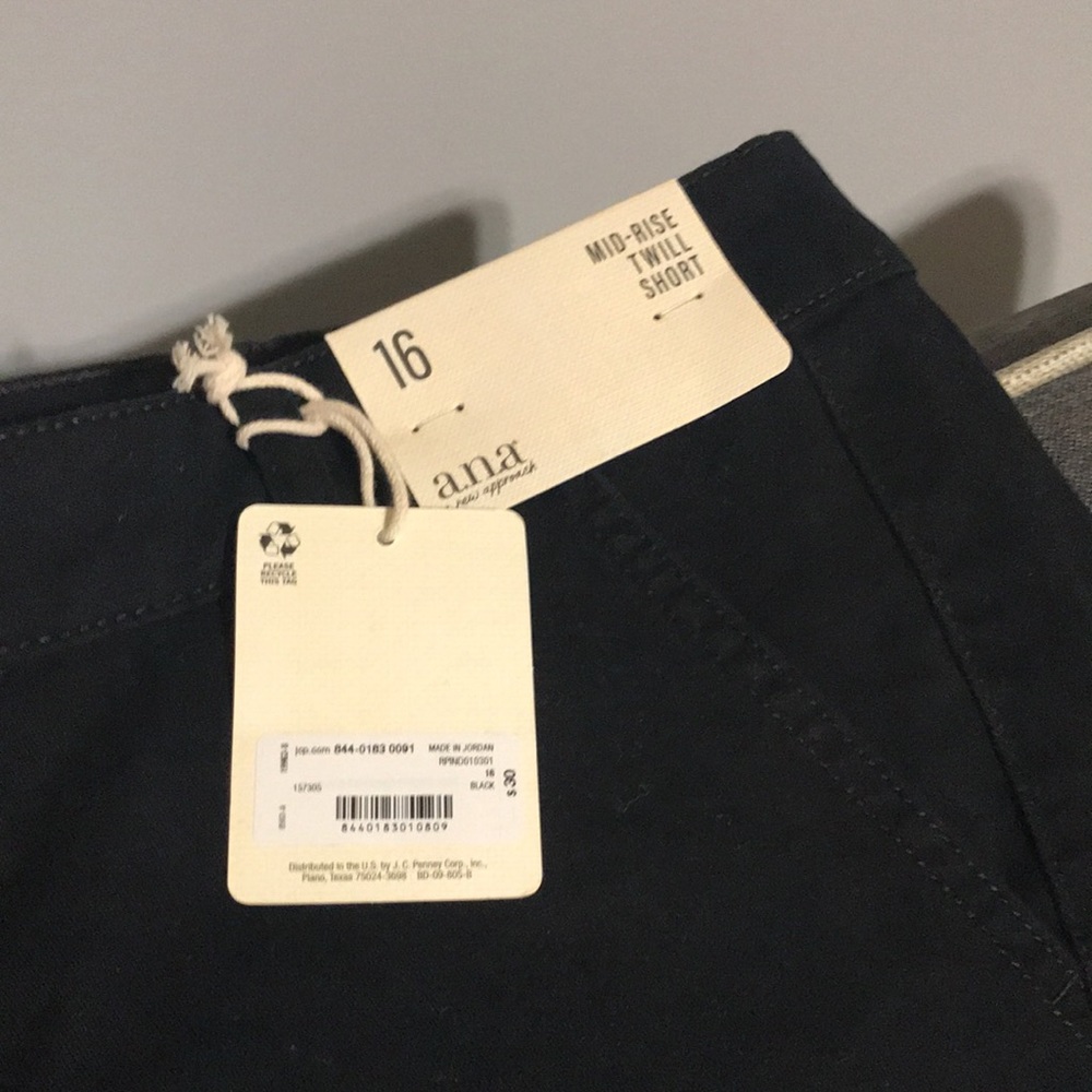 Shorts - Picture 2 of 3